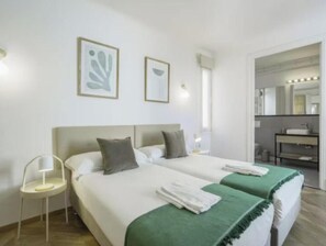 3 chambres, bureau, fer et planche à repasser, accès au Wi-Fi (inclus)