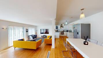 Smart TV, libri, studio