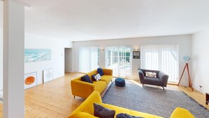 Smart TV, livros, escritórios