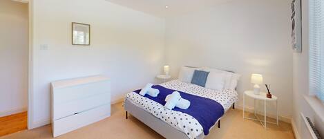 4 bedrooms, desk, iron/ironing board, travel cot