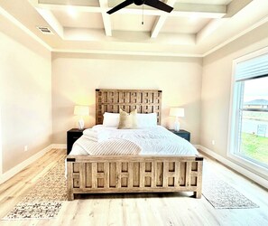 4 habitaciones, tabla de planchar con plancha, wifi y ropa de cama 