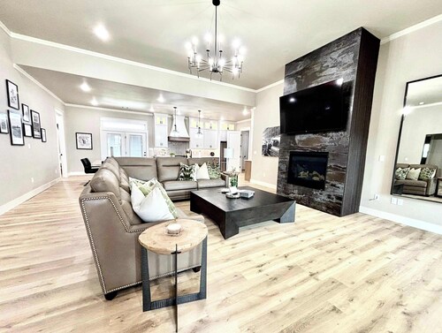 Gun's Up Getaway - 4BR/3BA - New Construction