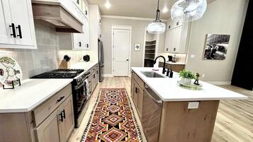 Frigorífic, microones, forn i placa de cuina