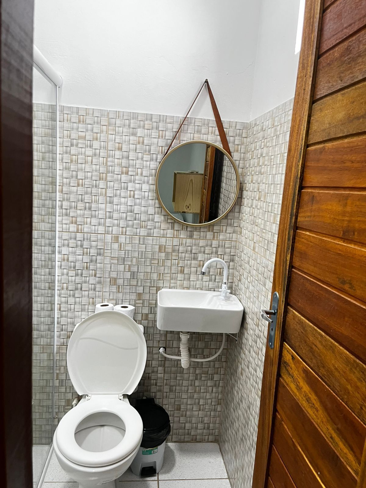 Buồng tắm vòi sen, máy sấy tóc, khăn tắm, xà phòng 