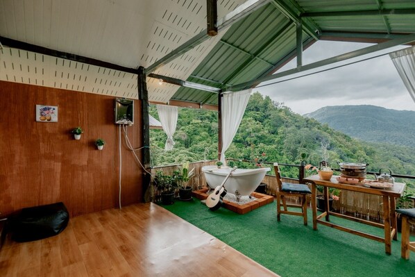 Standard Double Room, Mountain View | Living area
