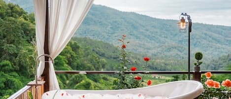 Quarto casal standard, vista para a montanha | Banheira de imersão