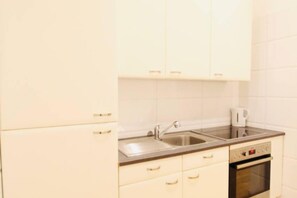Oven, stovetop, coffee/tea maker, electric kettle - Affordable City Room, Just 15 Mins to Prater (Wien)