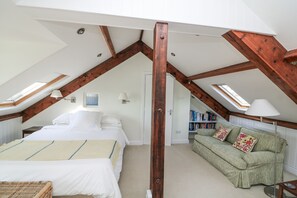 1 habitación, decoración personalizada y muebles diferentes 