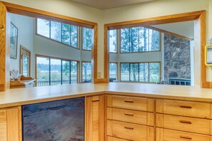 Fridge, microwave, oven, stovetop - GM265: Great Meadow & Lake View (Black Butte Ranch)
