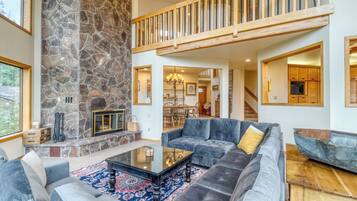 TV connectée, cheminée, baby-foot, table de tennis de table