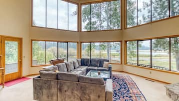 TV connectée, cheminée, baby-foot, table de tennis de table