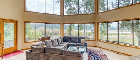 スマートテレビ、暖炉、テーブルサッカー台、卓球台