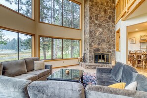 TV connectée, cheminée, baby-foot, table de tennis de table