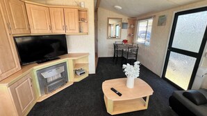 Living area - 6guests,2bedrooms,sofabed,fastwifi,freeparking (Colchester)