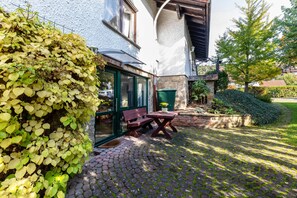 Outdoor dining - Studio Apartment 'Spessartruhe' with Shared Terrace and Wi-Fi (Linsengericht)