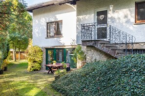 Outdoor dining - Studio Apartment 'Spessartruhe' with Shared Terrace and Wi-Fi (Linsengericht)