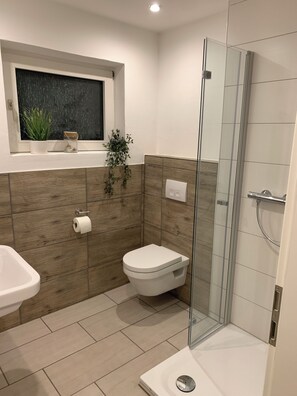 Shower, hair dryer, towels - Huus an't Zingel - Holiday home in Krummhörn-Rysum (Krummhörn)