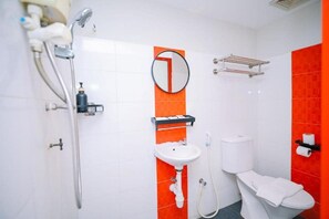 Un baño con ducha, lavamanos, inodoro y espejo.