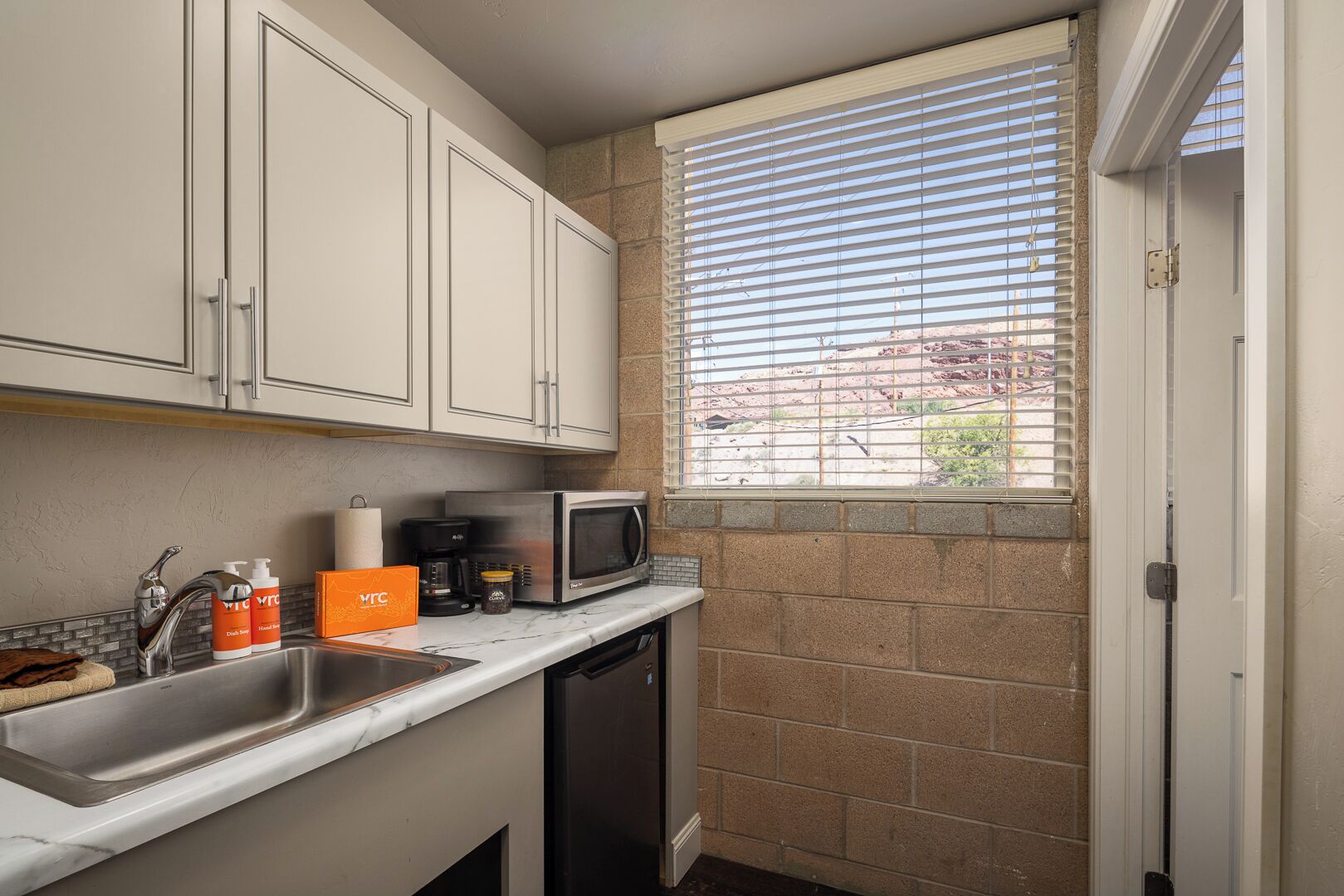 Réfrigérateur, micro-ondes, cafetière/bouilloire, grille-pain