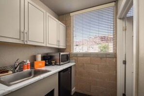 Réfrigérateur, four à micro-ondes, cafetière-théière, grille-pain