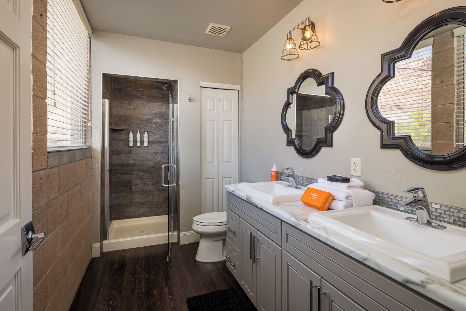 Sèche-cheveux, serviettes fournies