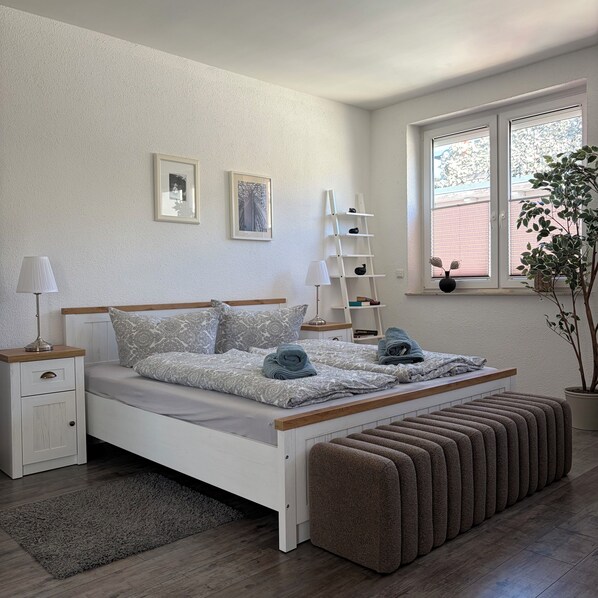 1 bedroom, internet, bed sheets