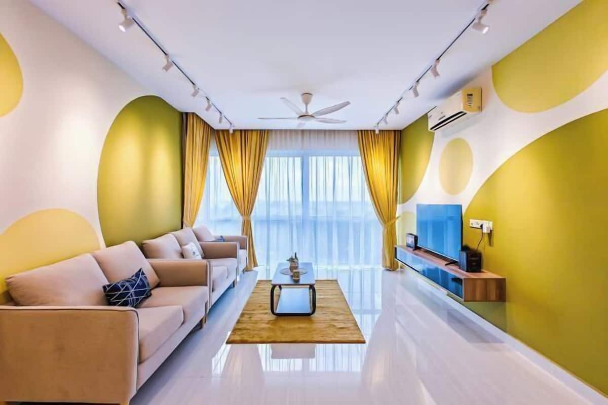 Una sala de estar moderna con un sofá, una mesa de centro y un mueble para la televisión.