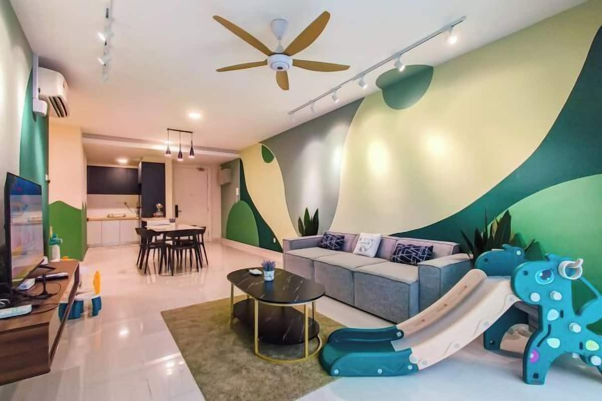 Una sala de estar moderna con un sofá, una mesa de centro, un televisor y un ventilador de techo.