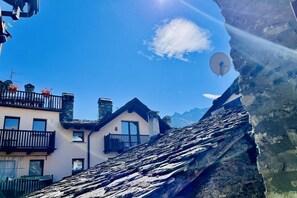 Exterior - GuestHost - Comfortable and welcoming 50 sqm apartment in the heart of La Salle, accommodating up to 4 people, located on the first floor of a typical mountain house (without an elevator).The property is located in the heart of the town, within walking d (La Salle)