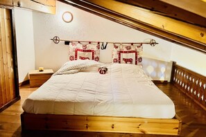 2 bedrooms, iron/ironing board - GuestHost - Comfortable and welcoming 50 sqm apartment in the heart of La Salle, accommodating up to 4 people, located on the first floor of a typical mountain house (without an elevator).The property is located in the heart of the town, within walking d (La Salle)