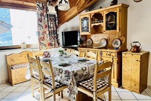 Dining - GuestHost - Comfortable and welcoming 50 sqm apartment in the heart of La Salle, accommodating up to 4 people, located on the first floor of a typical mountain house (without an elevator).The property is located in the heart of the town, within walking d (La Salle)