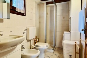 Shower, bidet, towels - GuestHost - Comfortable and welcoming 50 sqm apartment in the heart of La Salle, accommodating up to 4 people, located on the first floor of a typical mountain house (without an elevator).The property is located in the heart of the town, within walking d (La Salle)