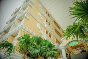 Un hotel de varios pisos con balcones y un letrero que indica su condición de patrimonio histórico.