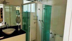 Bidé, handdukar och toalettpapper