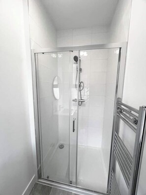 Haartrockner, Handtücher, Seife, Toilettenpapier