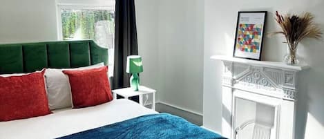 4 bedrooms, iron/ironing board, internet, bed sheets