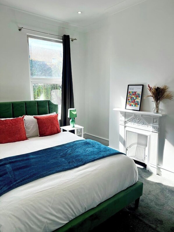 4 bedrooms, iron/ironing board, internet, bed sheets