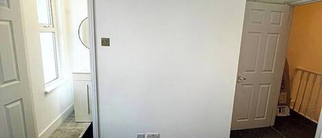 4 habitaciones, tabla de planchar con plancha y acceso a internet