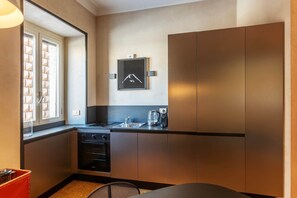 Réfrigérateur, four à micro-ondes, un four, surface de cuisson