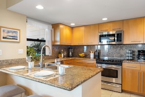 Réfrigérateur, four à micro-ondes, un four, surface de cuisson