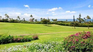 A golf course with a clear view of the ocean and palm trees. - Ocean views, 2BR retreat, Less than 5 Minutesʻ to the Beach - Kaanapali Plantation 20 (Lahaina)