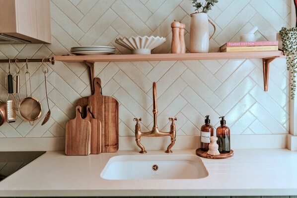 ثلاجة، فرن، غسالة أطباق، ماكينة لصنع القهوة/الشاي