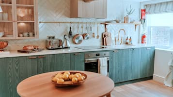 Fridge, oven, dishwasher, coffee/tea maker