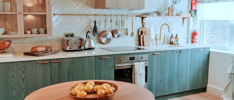 Frigorífico, horno, lavavajillas y cafetera o tetera