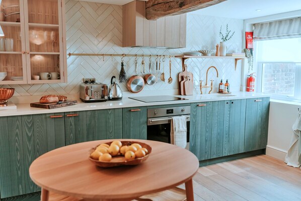 Fridge, oven, dishwasher, coffee/tea maker