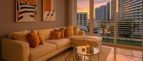 Televisie, een open haard en een kantoor