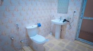 Douche, sĂšche-cheveux, serviettes fournies, savon