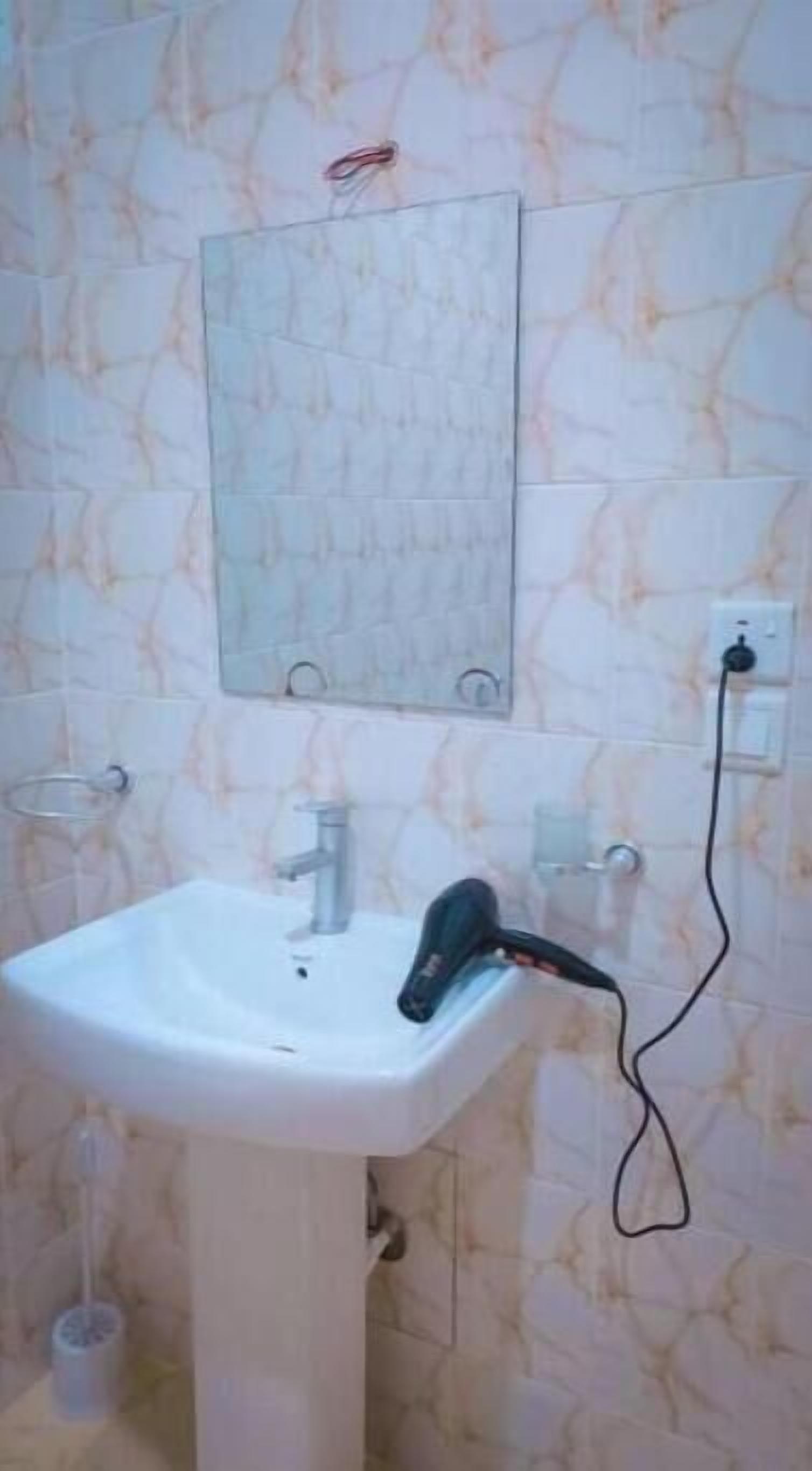 Douche, sèche-cheveux, serviettes fournies, savon