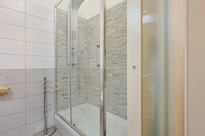 Regadera, toallas, shampoo, papel de baño 