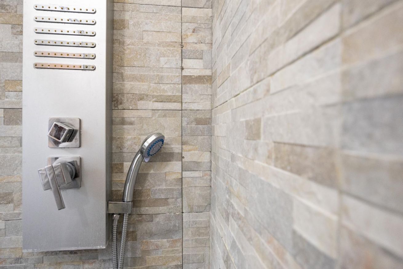 Douche, serviettes fournies, shampoing, papier toilette